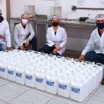 Associações de Poços de Caldas recebem álcool gel produzido na UNIFAL-MG;  do início da pandemia até agosto, a Universidade já doou mais de 2.500 litros de álcool para entidades das cidades de Alfenas, Poços de Caldas e Varginha